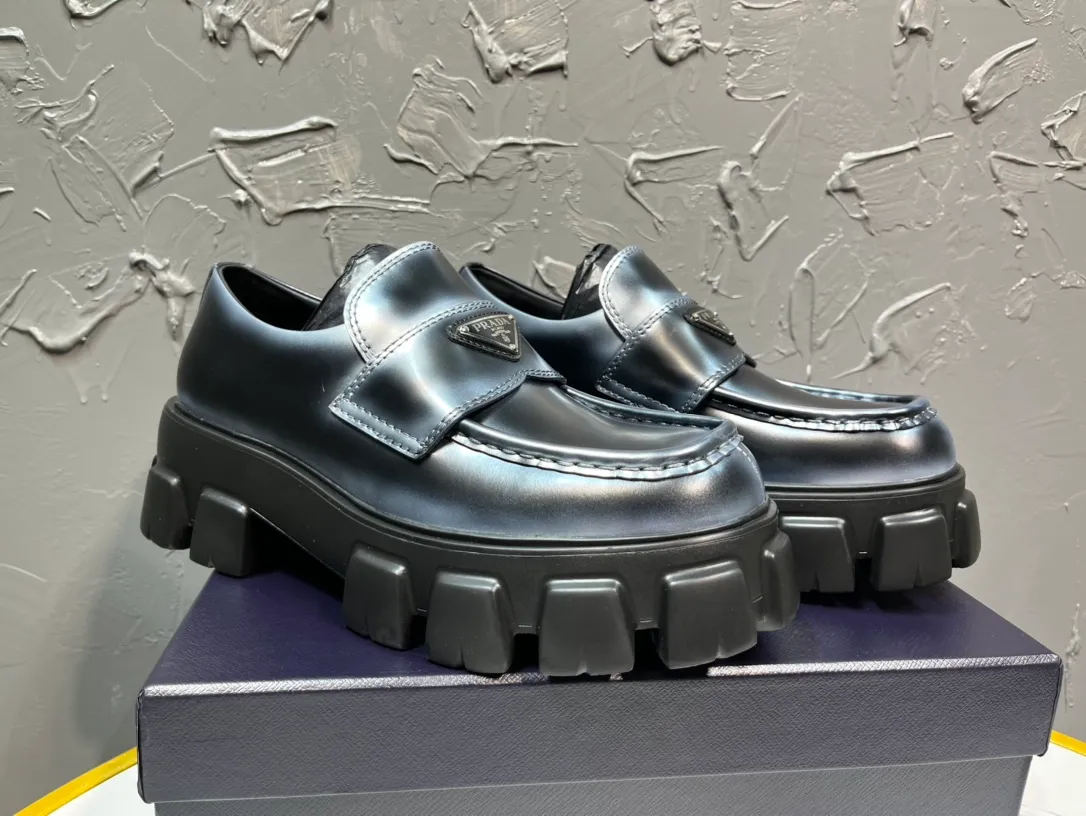 Men's shoes 💰820💰 🔥🔥🔥 Upgraded version of the 2025 new Prada Prada triangular enamel logo, spray-painted two-color round-head loafers, developed one-to-one with the original version, privately opened the outsole one-to-one, the fabric is made of imported open edge beads, lining cowhide, foot-pad cowhide, sole height 5cm, original rubber foam sole, code number 39-46